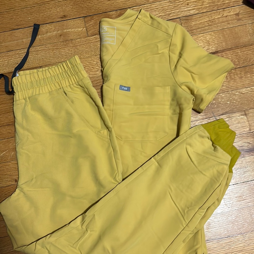 Figs small scrub top and small bottoms set